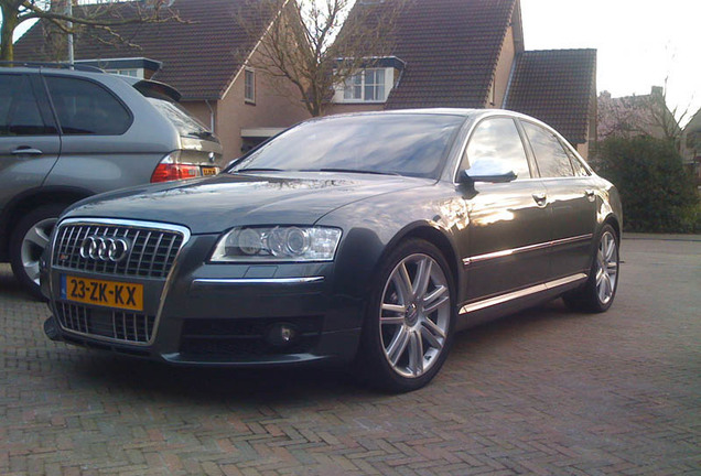 Audi S8 D3