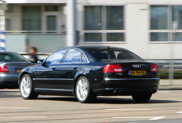 Audi S8 D3