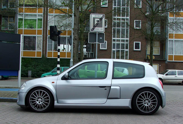 Renault Clio V6