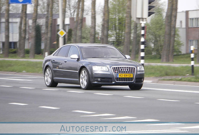 Audi S8 D3