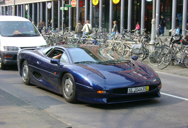 Jaguar XJ220