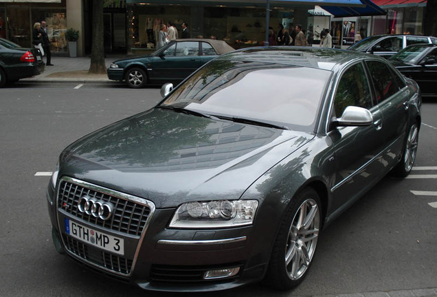 Audi S8 D3