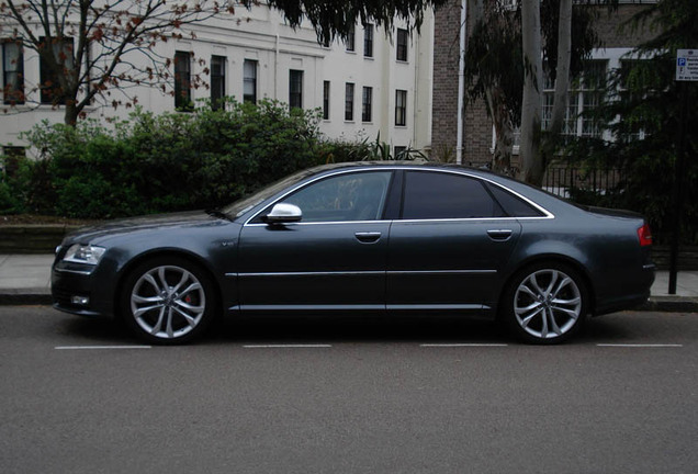 Audi S8 D3