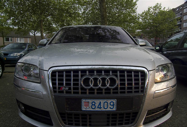 Audi S8 D3