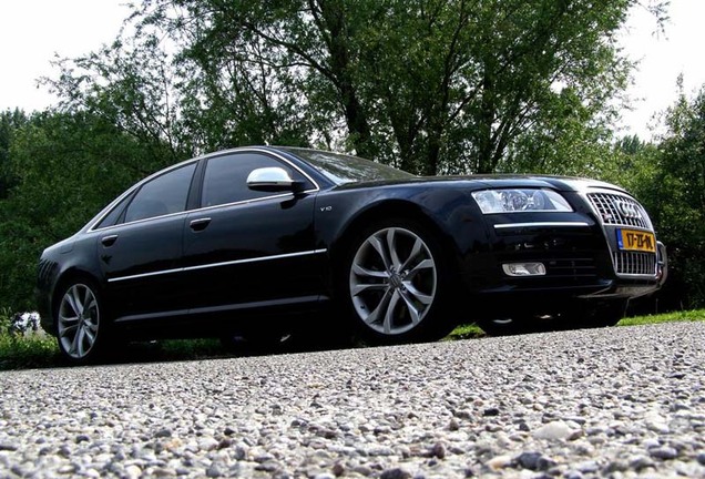 Audi S8 D3