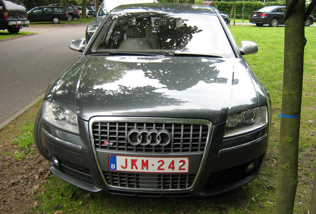 Audi S8 D3