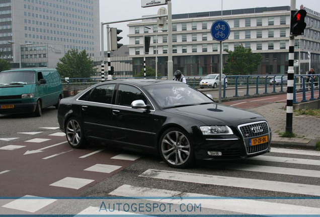 Audi S8 D3