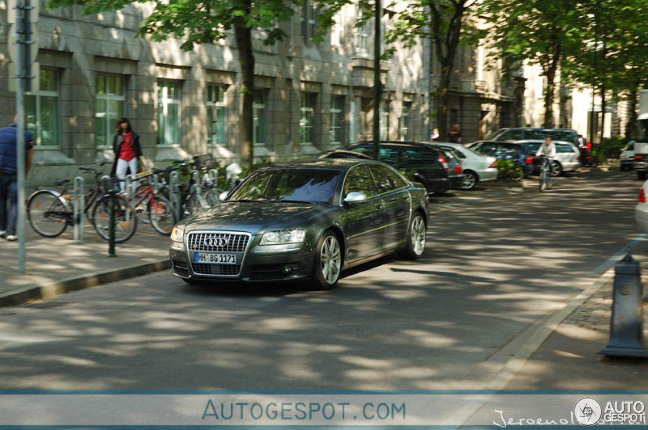 Audi S8 D3