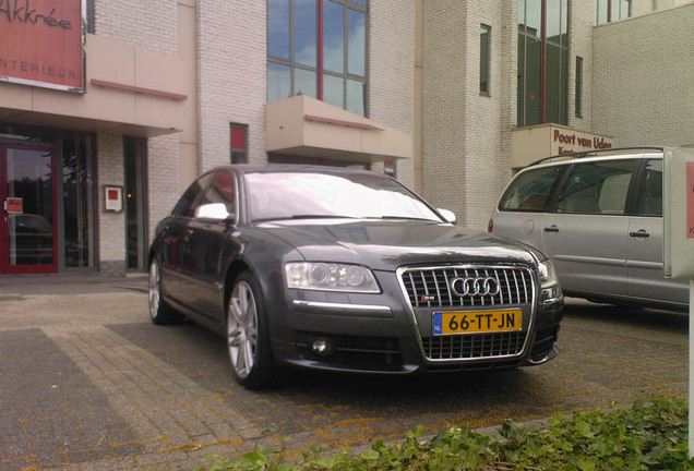 Audi S8 D3