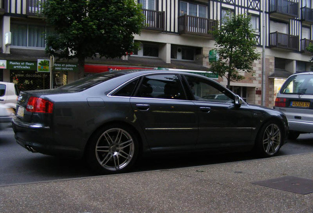 Audi S8 D3