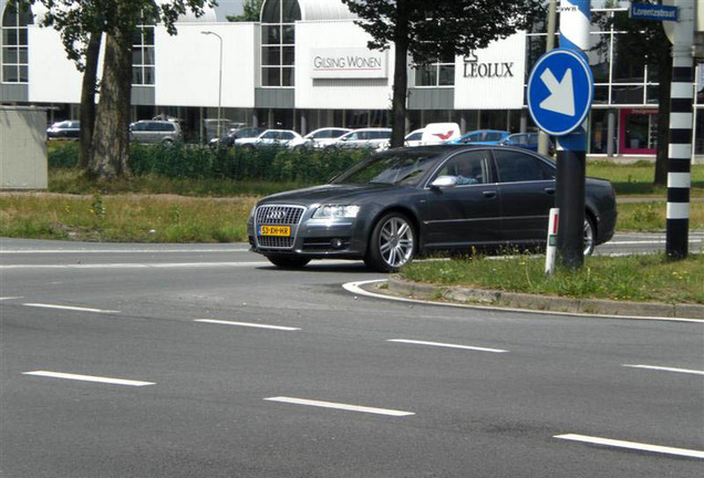 Audi S8 D3