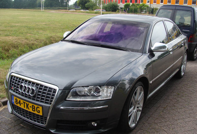 Audi S8 D3