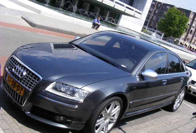 Audi S8 D3