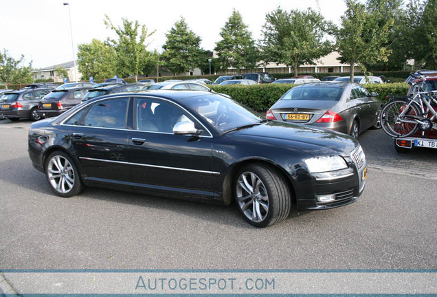 Audi S8 D3