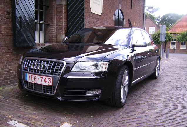 Audi S8 D3