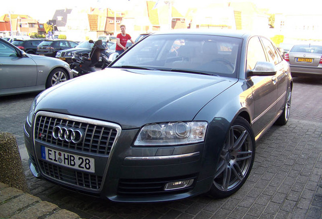 Audi S8 D3