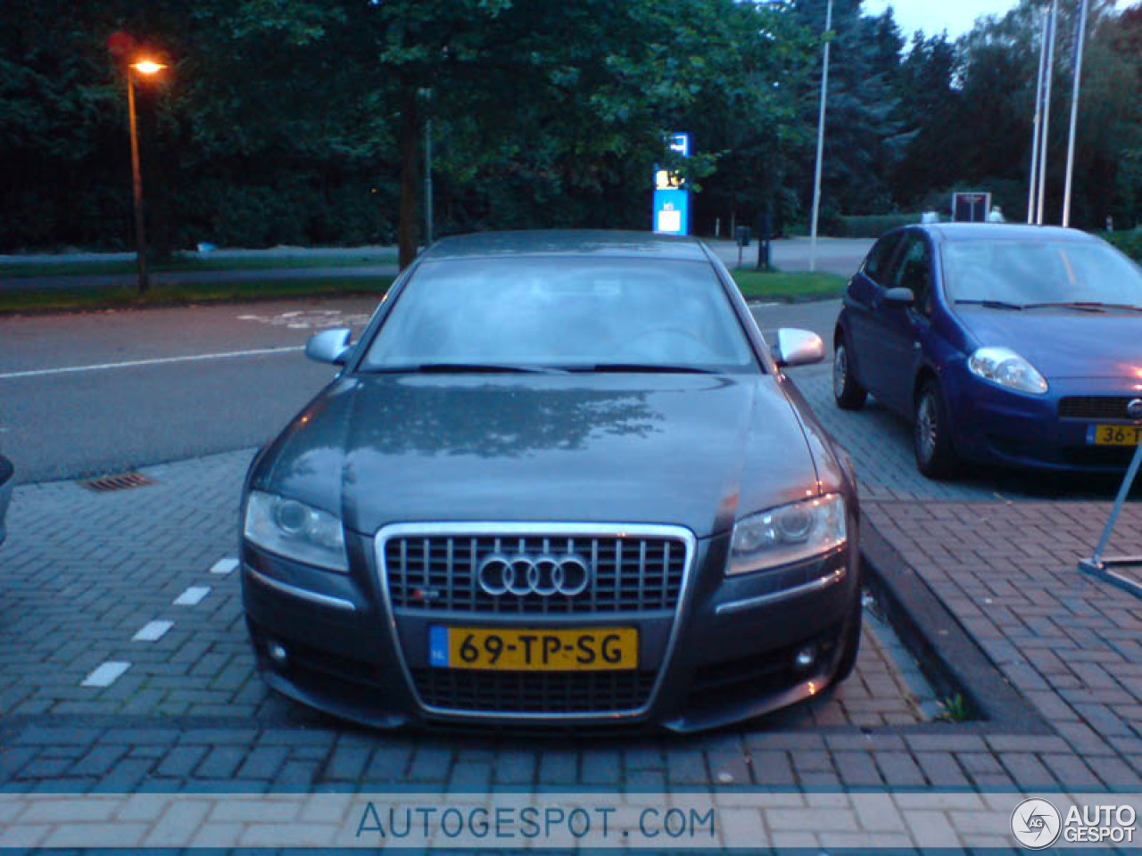 Audi S8 D3