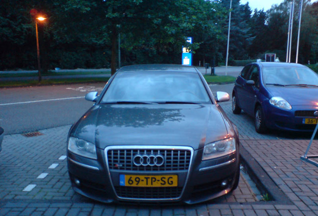 Audi S8 D3