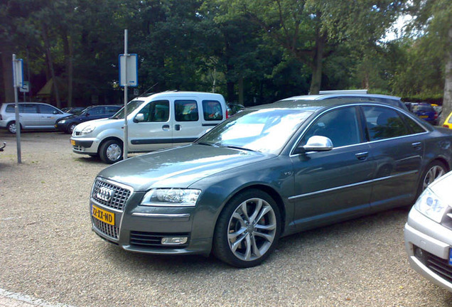 Audi S8 D3