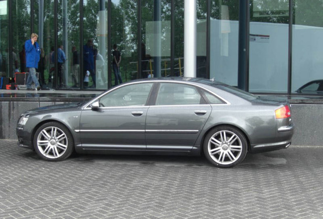 Audi S8 D3