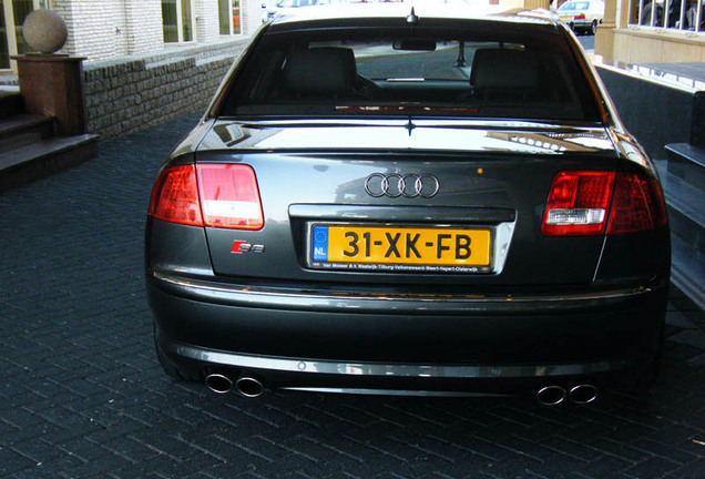 Audi S8 D3