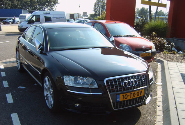 Audi S8 D3