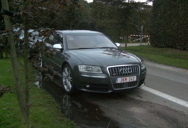 Audi S8 D3