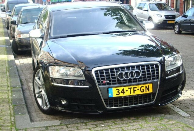 Audi S8 D3