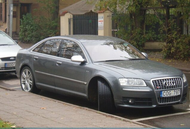 Audi S8 D3