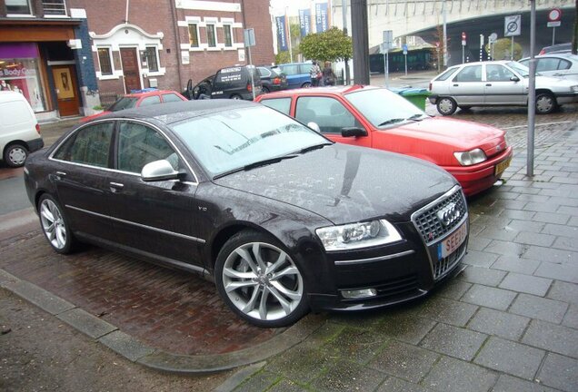 Audi S8 D3