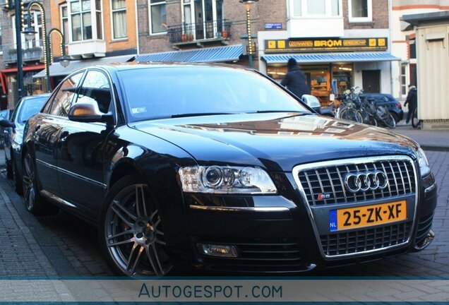 Audi S8 D3