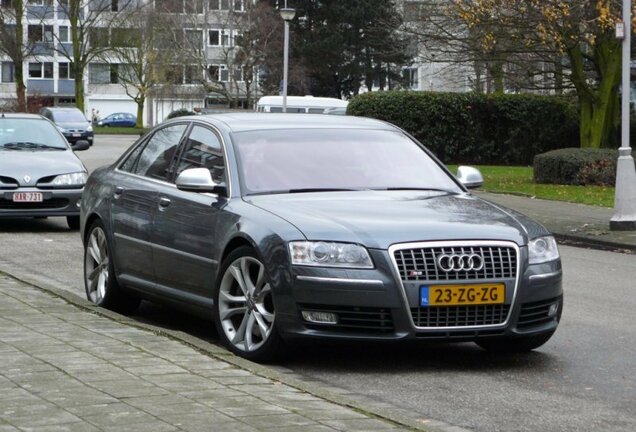 Audi S8 D3