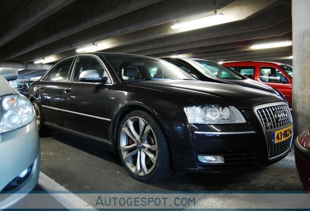 Audi S8 D3