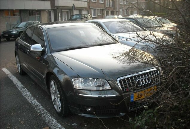 Audi S8 D3