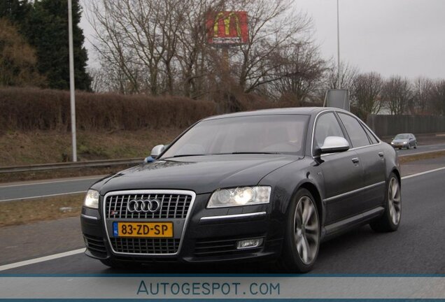 Audi S8 D3