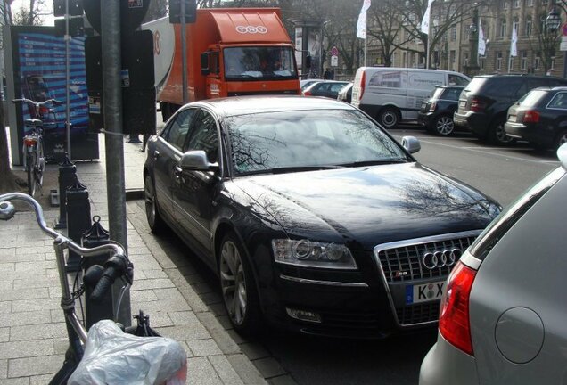 Audi S8 D3