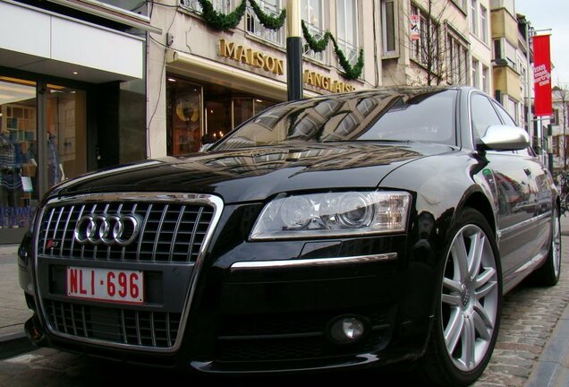 Audi S8 D3