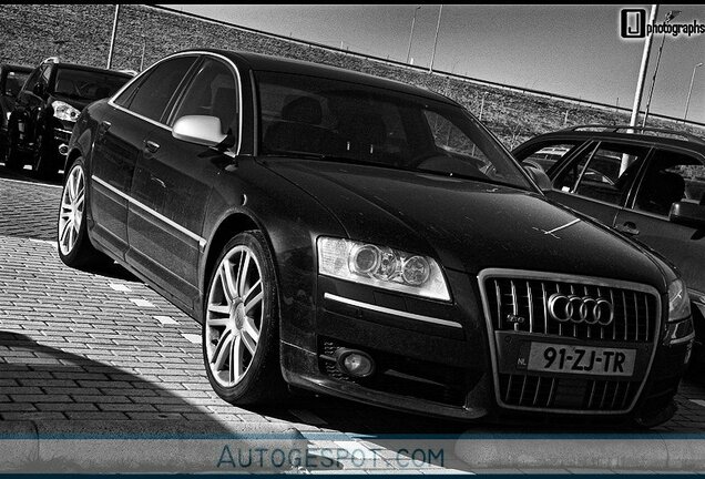 Audi S8 D3