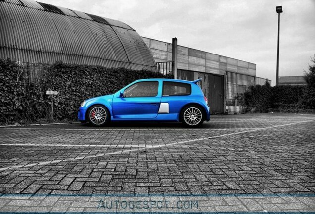 Renault Clio V6