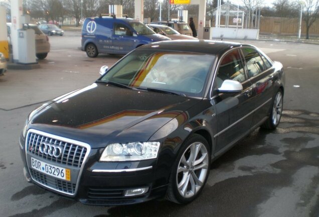 Audi S8 D3