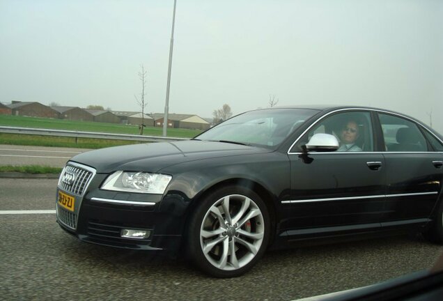 Audi S8 D3