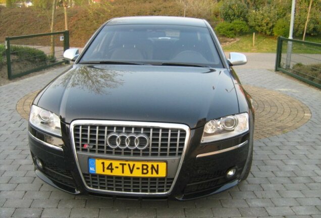 Audi S8 D3