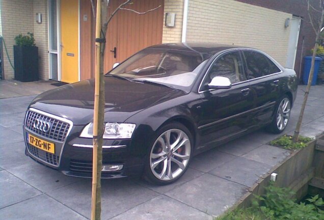 Audi S8 D3