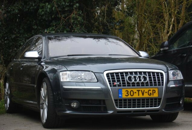 Audi S8 D3