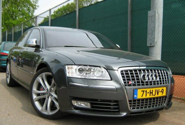 Audi S8 D3