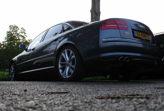 Audi S8 D3