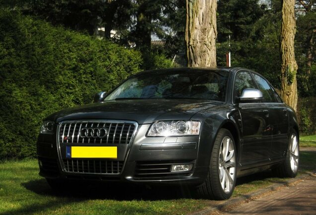 Audi S8 D3