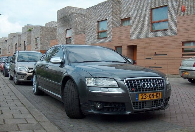 Audi S8 D3