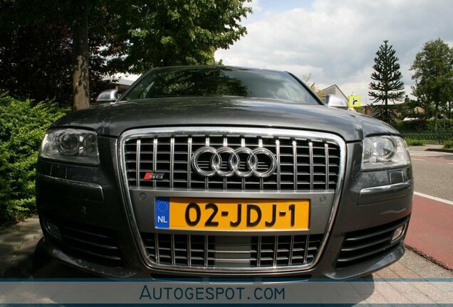 Audi S8 D3