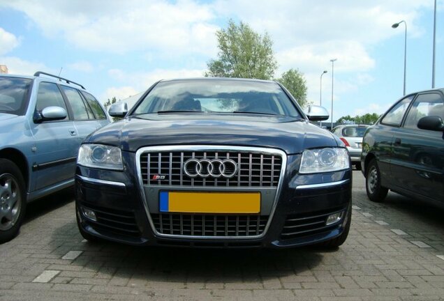 Audi S8 D3